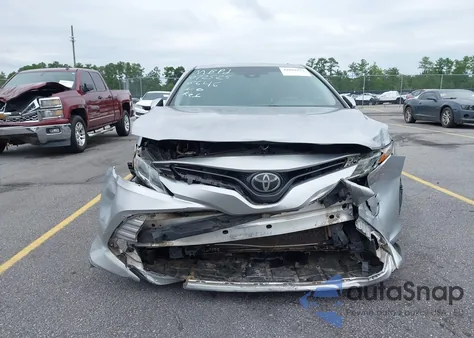 2018 Toyota Camry Le z USA, uszkodzony, nr VIN 4T1B11HK7JU058646